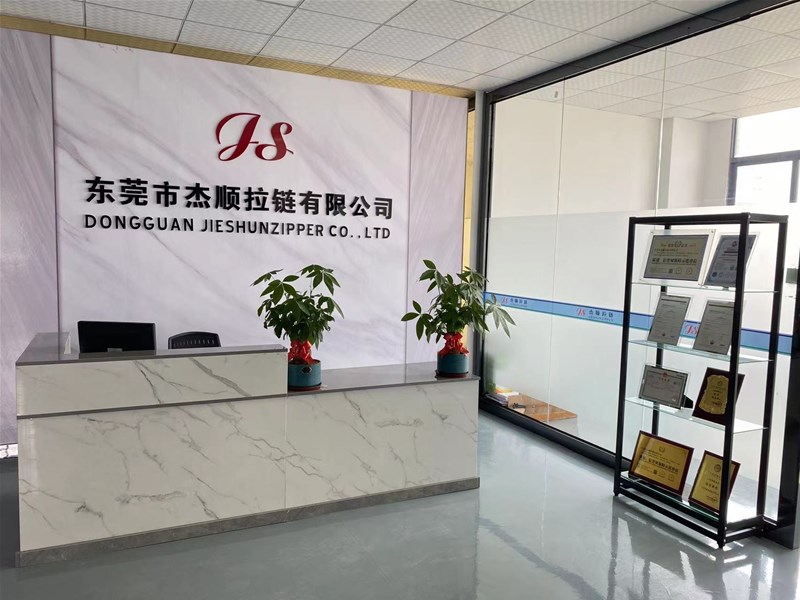 塑料拉鏈和尼龍拉鏈有什么區(qū)別？